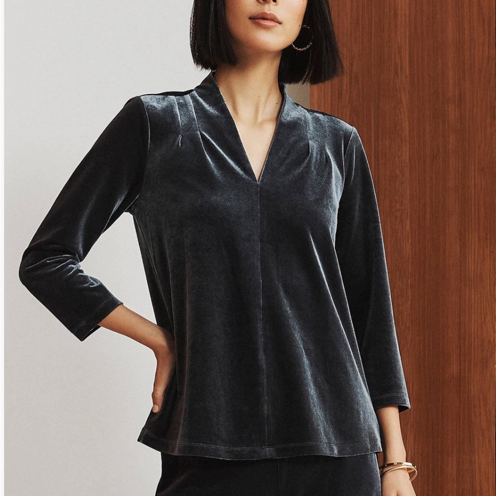 LANDS END Gray 3/4 Sleeve V Neck
Velvet Top Size M